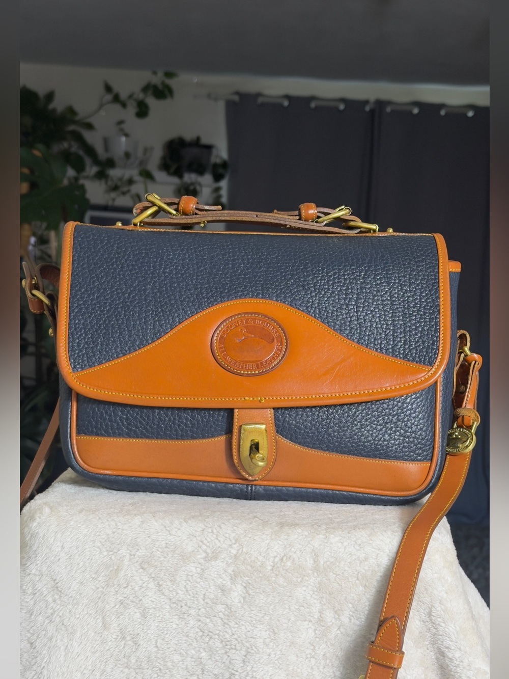 Vintage Dooney & Bourke AWL Cavalry Crossbody Shoulder Satchel Bag Navy Tan USA - Picture 4 of 16